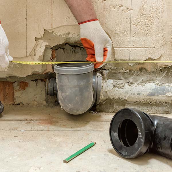 Reparación de tuberías de fontanería en construcción o reparación de sistemas de plomería. Servicios técnicos especializados en instalación y mantenimiento de tuberías y drenajes.