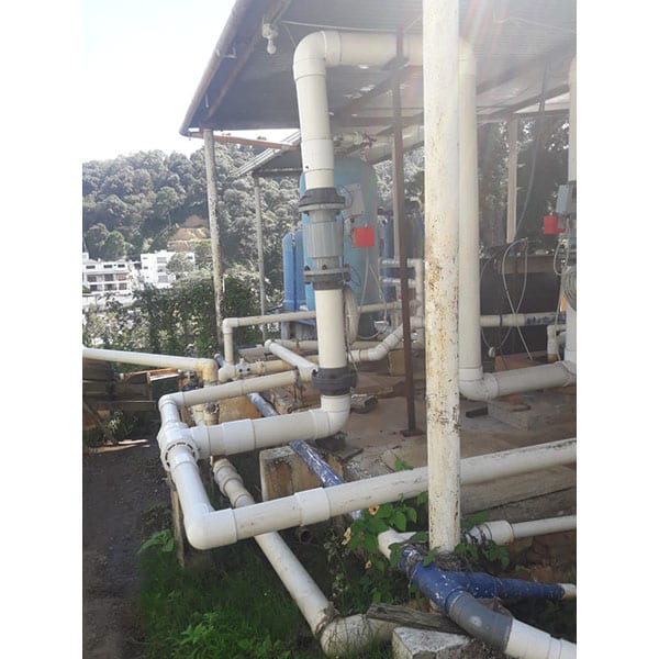 Accesorios y tuberías de plomería para instalaciones de agua en sistemas técnicos.