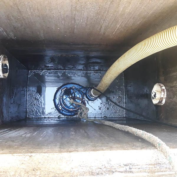 Sistema de bomba de agua en mantenimiento en un tanque, reparación de sistemas hidráulicos, servicios técnicos especializados en fontanería y reparación de bombas de agua.