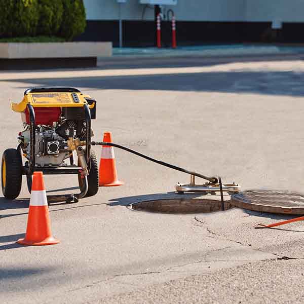 Cambio de tapas de alcantarillado y mantenimiento de redes de alcantarillado en servicios técnicos GT.