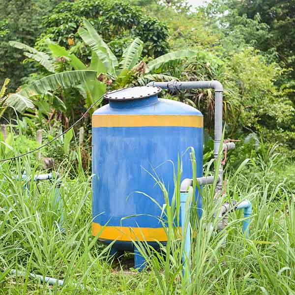 Tanque de filtración de agua para sistemas de riego agrícola, ideal para mantenimiento y reparación. Servicios técnicos especializados en redes de agua y sistemas de irrigación en zonas rurales.